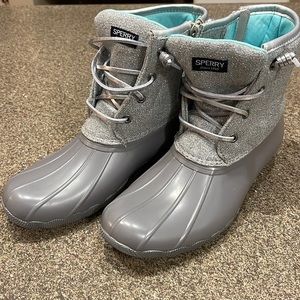 NEW Sperry duck boots. Youth girls size 4. Gray boots with teal inside